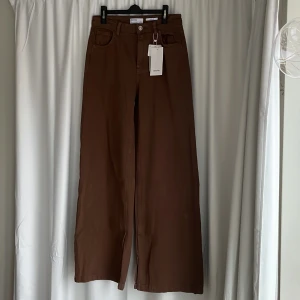 Bruna jeans Wide-leg - Wide-leg jeans från Bershka. Strl 38. Aldrig använda.