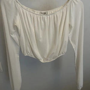Off shoulder topp - En vit off shoulder topp men man kan dra upp den på axlarna oxå. Väldigt fin och bra material! 100kr inkl frakt🤍