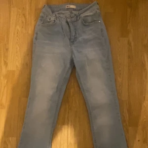 Bootcut jeans - Säljer ett par bootcut jeans från gina tricot Storlek S! Skriv för fler bilder. Bra skick o har använt dom 2-3 ggr, passar mig som är 165