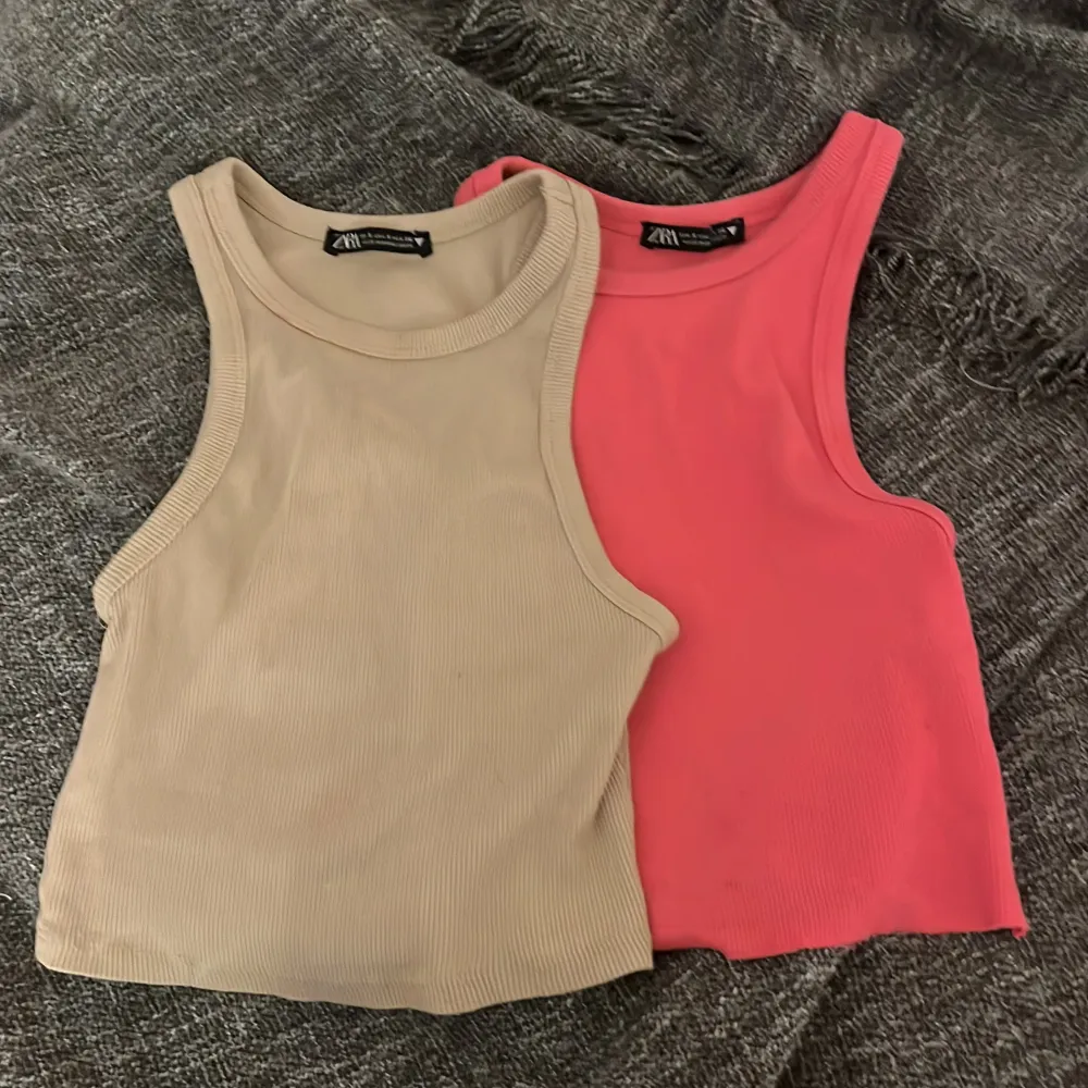 Två linnen från Zara passar perfekt till sommaren och jag säljer dom för att jag använder dom inte längre.en beige och en rosa skriv om ni bara vill ha en❤️. T-shirts.