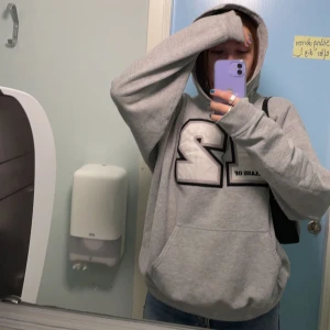 Collegetröja  - Säljer min gråa favvohoodie då den inte används. Köpte den på beyond retro i Stockholm.