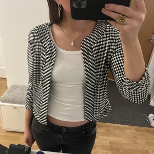 Kort kappa/kofta - Såå sjuukt snygg!!☺️Inga defeker, trekvartsärmad