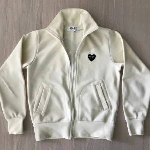 CDG Zip - Riktig fet CDG zip up i bra skick (8,5/10) någon liten fläck som försvinner i tvätten. 