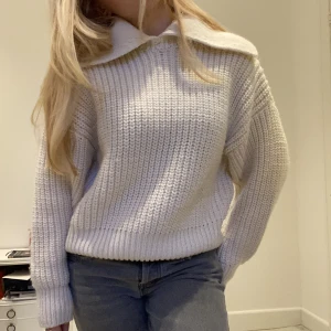 Stickad tröja - Säljer denna stickade tröja från hm i bra skick💘💘möts upp på Östermalm eller fraktar 🫶🏼