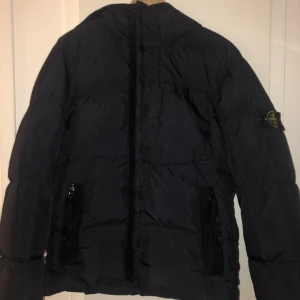 Stone island jacka storlek: M  - Passar även S, skriv för fler bilder.  Ny pris: 6000
