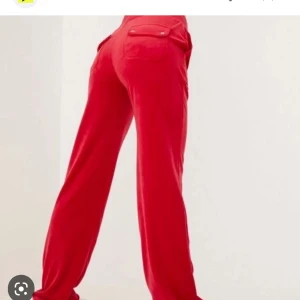 Rött Juciey set SÖKES! I stolek xs/xxs  - Söker rött juciey set i stolek xs/xxs  och det ska inte stå juciey på rumpan och de ska va fickor på setet 0-300 kr SÖKES! Kontakta mig om du har 