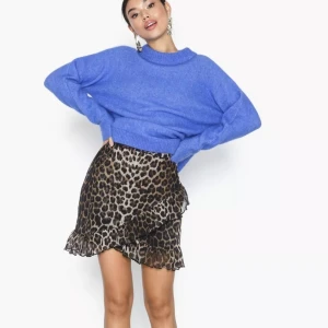 Leopard kjol  - Så cool kjol från Nelly i mesh material o omlott. Formar kroppen så bra eftersom midjan är tajt med resår och ”längden” lite lösare. Har volanger längst ner. Köpt för 250kr 