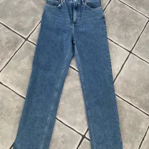 Oanvända raka jeans.