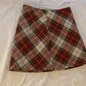 rutig kjol - Rutig kjol röd svart grå och vit från H&M storlek 38