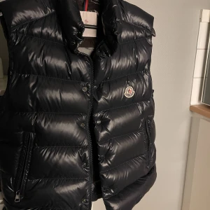 Moncler Tib-väst - Sparsamt använd Varm året runt, beroende på vad man bär under Nypris: 7899kr Skick: 5/5