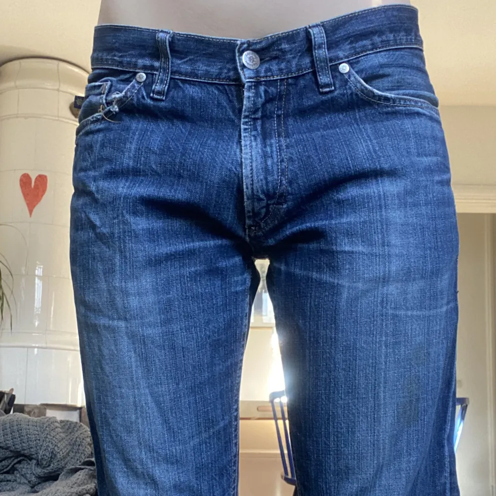 Lågmidjade jeans! Raka/något utsvängda. Jag är 169 och innerbenslängden är ca 78cm, midjemåttet är ca 84cm. De är självklart tvättade men har några fläckar på knäna som inte går bort, skriv för bilder på det. Samt slitna vid högra fickan, skriv för bild🥰. Jeans & Byxor.