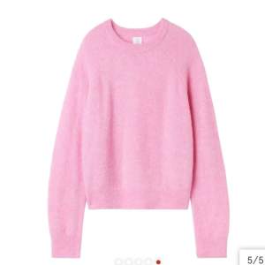 Jättesöt rosa stickad tröja från Carin Wester. Använd typ 1 gång så i superbra skick. Nypris är 400kr.  Frakt kostar 65kr!