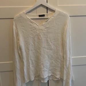 topp - Jätte fin lite genomskinlig topp köpt second hand. Står ingen storlek men passar mig som är en S