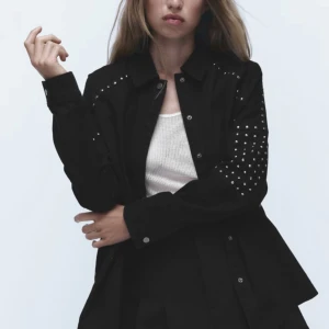 jeans jacka zara - säljer denhär jeans jackan från zara!! säljer pågrund av att den inte kommer till användning!! hör av dig om du är sugen på att köpa🫶🏼