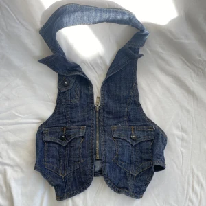Jeans väst  - Så cool y2k jeans väst. Justerbar i ryggen. DM för bild på. Köps via Swish eller köp nu 💋