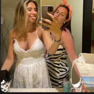 vit spetsklänning  - nu säljer jag min underbara vita spetsklänning🤍du knyter själv snörningen så du kan bestämma hur tight du vill ha den.  använd endast 3 gånger och den är i väldigt bra skick. säljs pågrund av att den inte används🤍nypris 899, säljs för 350kr🤍