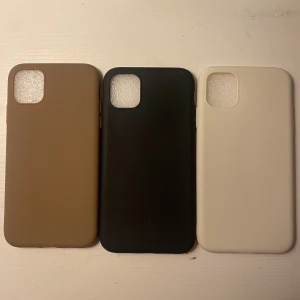 3st iphone skal🤍🤎🖤 - Säljer 3 helt oanvända skal till Iphone 11/xr!🤩 20kr/st eller alla 3 för 50kr🫶🏻(OBS: Det svarta är sålt!)