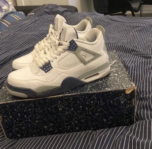 Jordan 4. Nya - Jag säljer nu mina Jordan 4 midnight navy i Storlek 42. Väldigt stilrena och efter frågade (Pris kan diskuteras)
