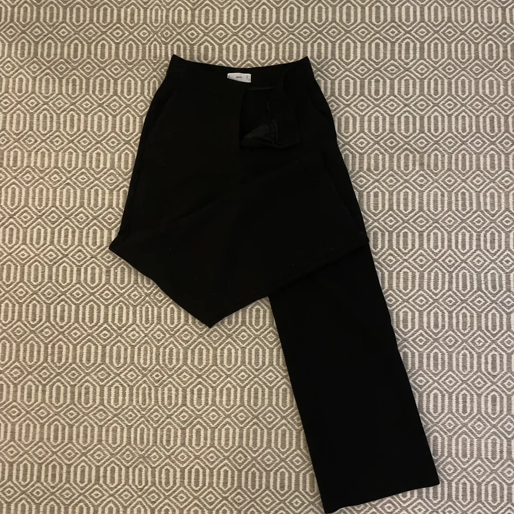 Säljer mina favoritbyxor från mango, mid waist. De passar perfekt på mig, 170cm lång. Strl S . Farkut & Housut.