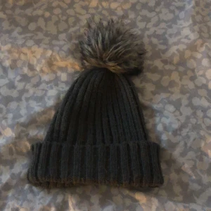 Mössa - Varm och skön mössa! Använd få gånger. Köparen står för frakten!💓