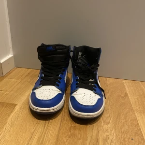 Jordan 1 game royale - Hej säljer nu mina super snygga jordan 1 game royale skor. En liten tvätt så är de gott som nya🙌🏼 .Skorna är dunder till våren🙈 Skick 7-10. Fraktar spårbart. Hör gärna av vid frågor eller funderingar💛Oseriös köpare, skorna är fortfarande tillgängliga😊