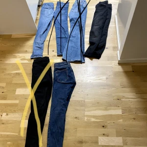 Jeans - 1 Molly jeans, Gina tricot - Storlek M Köpt på second hand, trasigt hål på höger vad.  20 kr   2 såld  3 såld Nya  4 Jeans Ada, Denim hm - Storlek 38  5 såld  6  Jeans Melissa, Denim Hm - Storlek 38 Använda några gånger  40 kr   Finns att hämta i Kalmar