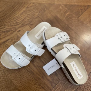 Sandaler - Oanvända sandaler / tofflor. Storlek 40. Lite små för mig som vanligtvis har storlek 40.