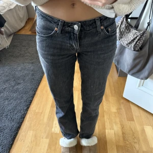 Arrow jeans- weekday - Säljer de populära Arrow (lågmidjade) jeansen från weekday Färg: stentvättade  Säljer pga att den har blivit för korta för mig💕 Storlek 25/32