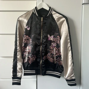 Forever 21 bomberjacka - Tunn jacka i bombermodell (tror jag😂) med fint och unikt mönster säljes, den är i storlek S och använts kanske 2 gånger. Kan användas som tröja/kofta då den är rätt tunn :) x 