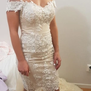 Festklänning  - Elegant klänning med fina spetsar och stenar, fler bilder kan skickas. Använt vid endast ett tillfälle och ser helt ny ut. 