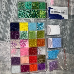 Blomarmband pärlarmband körsbärsarmband - Säljer handgjorda armband av pärlor! I profilen hittar man några exemplar av armbanden men självklart kan man ge egna förslag på färg och stil☺️🤍 Här ser ni ungefär vilka färger jag har!🧚🏼