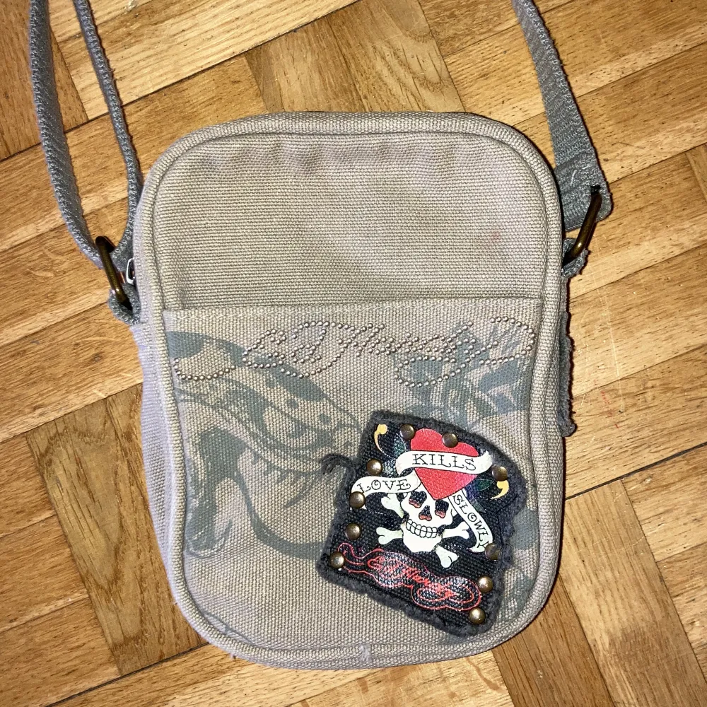 Ed Hardy axelväska, riktigt fet med många coola detaljer!. Väskor.