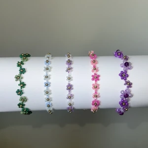 Pärlarmband handgjorda - Säljer handgjorda pärlarmband, finns som blommor, körsbär eller bara enkla utan något alls. Vanliga armband kostar 30kr, körsbär kostar 50kr och blomarmband kostar 100kr! Finns fler bilder i min andra profil ”blomarmband” 🌸🤍 kan öven göra halsband/magband