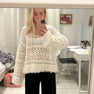 Vit virkad tröja Zara - Säljer denna helt slutsålda virkade tröja från Zara med prislappen kvar!! 💘 Möts upp på Östermalm eller fraktar 🫶🏼