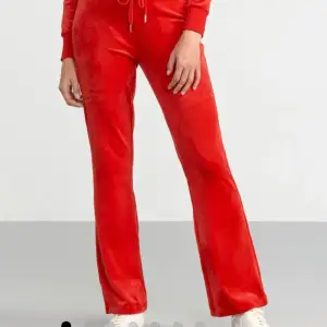 Säljer dessa röda fantastiskt fina byxor till någon som kommer få användning för de. De kommer aldrig till användning 