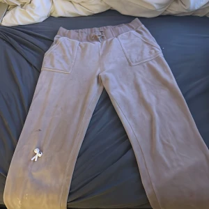 Juicy  - Det är juicy byxor i Beige passar inte i dom köpte fel storlek 