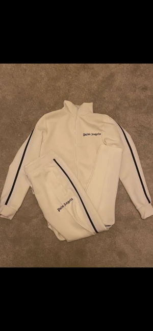 Palm angels tröja - Vit snygg Palm angels zip tröja 1/1  som sitter som medium 9,5/10 kvalite, testade den o hade den en gång. 