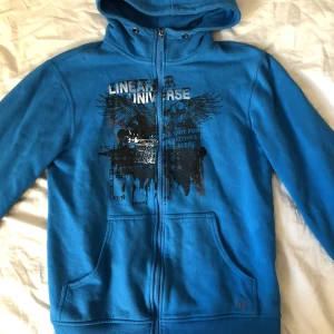 Firefly zipup - Skit snygg zipup i en färgstark blå/turkos färg och coolt tryck. Bra skick.