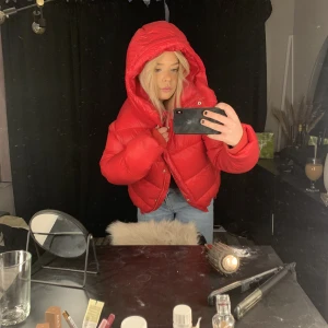 Röd jacka  - Röd jacka från bikbok storlek xs amen passar xs-m