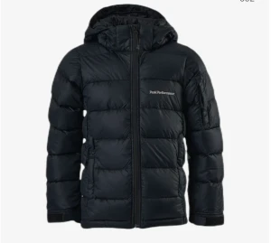 Svart Peak Performance dunjacka - Säljer min svarta Peak Performance jacka (tjockare modellen). Storlek 160 Jr/XS, superfint skick säljer då jag köpt ny. Kan ta bättre bilder! Finns att hämta i Gävle, kan skickas mot fraktkostnad!😊