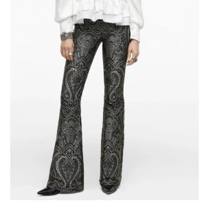 Zara byxor  - Helt stört snygga mönstrade kostymbyxor med låg midja från zara, nypriset låg på 1000 svenska kronor (står i danska kronor på prislappen)🥰❤️ helt oanvända 