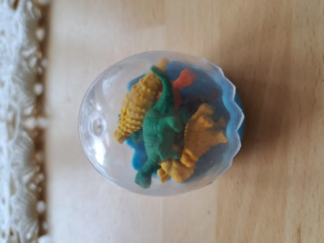 Ett Ägg med Dinosaurie-Suddisar🌹