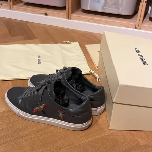 Axel arigato - Axel arigato skor i storlek 43 dem är i 7/10 cond, kvitto fins OG box fins och dust bag, skriv för mer bilder 