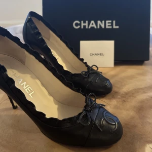 Klackskor Chanel  - Dröm klackarna! 😍 Som tyvärr var för små för mig, digitalt kvitto finns och postar alltid spårbart, kan även mötas upp om de önskas 💕 pris kan diskuteras vid en snabb affär 
