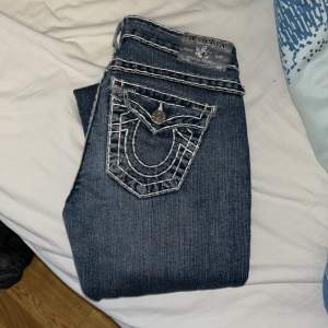 Ett par true religion jeans som jag använt några gånger, inga defekter, säljer då jag inte använder de längre. Straight fit. Innerbenslängd: 83-84cm💞