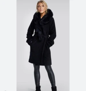 Sanne Alexandra - Kappa - Köptes för 3800. Säljer för 1300, men kan tänka mig gå ner i pris vid snabb affär. Den enda defekten som finns på kappan är att det blivit ett litet hål i fickan, syns inte utanpå endast i fickan. Storlek XS