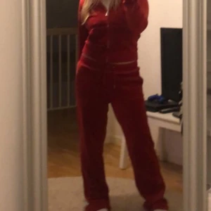 Rött juicy couture sett - Intressekoll!! Jag söker främst någon som hade velat byta mitt röda sett mot ett annat sett, helst samma färg men allt är av intresse.  Settet är i M och jag söker något i S.  Jag är 158 och bär vanligtvis S i kläder.  Kan tänka mig sälja till rätt pris! 