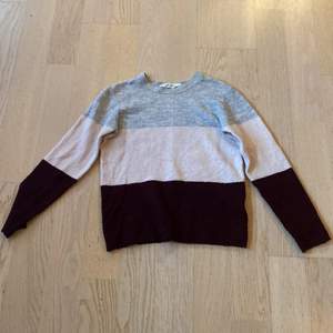 Jag säljer denna tjock tröja i färgerna: grå, rosa, vinröd. Storleken är 146/152