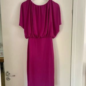 Klänning - Vacker cerise klänning säljes.