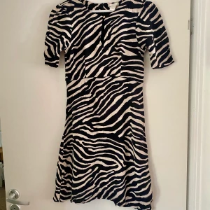 Mönstrad klänning - knappt använd - Säljes då den är för liten, så fin!! 